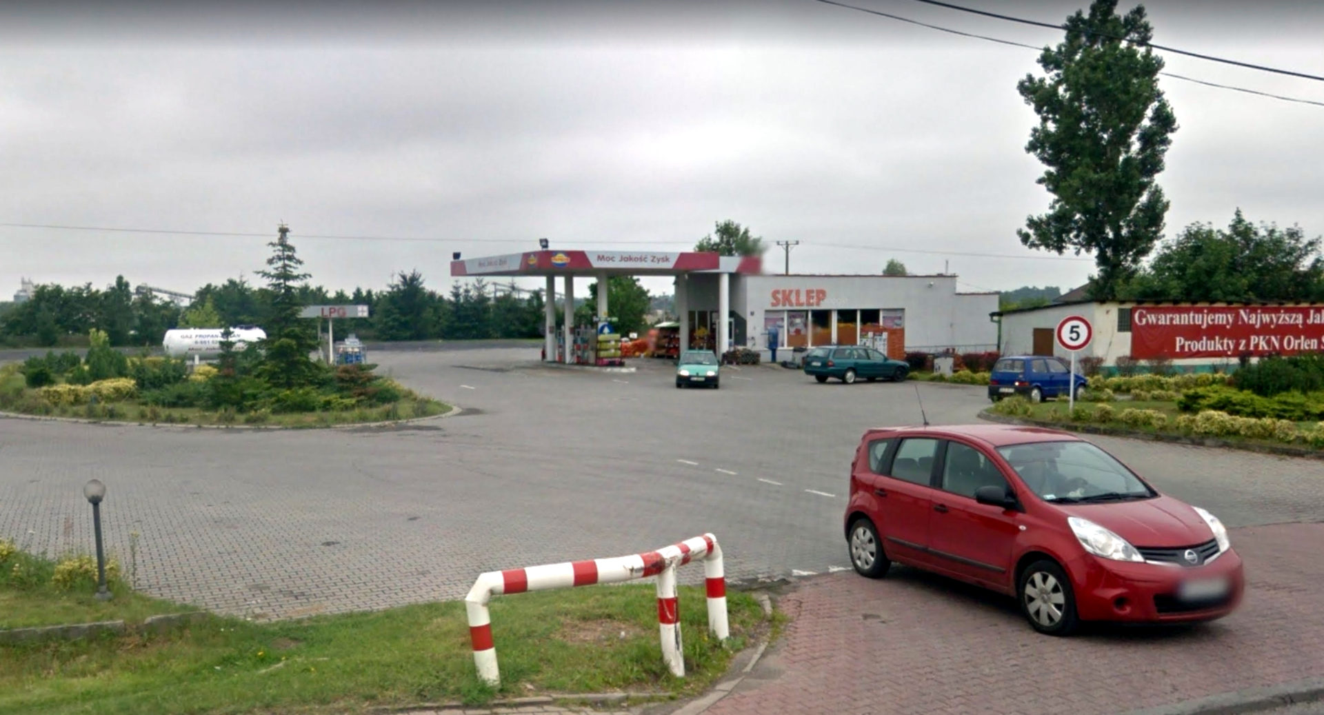 Stacja paliw w miejscowości Spalona przy DK-94